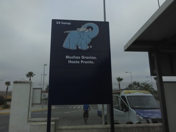 R&oacute;tulo T&oacute;tem en lavado de coches el Elefante Azul en Dos Hermanas Sevilla.