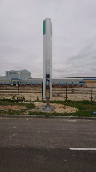 R&oacute;tulo Totem de 6 metros de altura en acero inoxidable y metacrilato homologado para la Junta de Andaluc&iacute;a. En Puerto Real C&aacute;diz