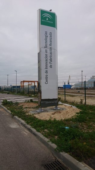 R&oacute;tulo Totem de 6 metros de altura en acero inoxidable y metacrilato homologado para la Junta de Andaluc&iacute;a. En Puerto Real C&aacute;diz