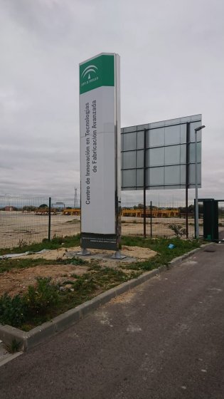 R&oacute;tulo Totem de 6 metros de altura en acero inoxidable y metacrilato homologado para la Junta de Andaluc&iacute;a. En Puerto Real C&aacute;diz
