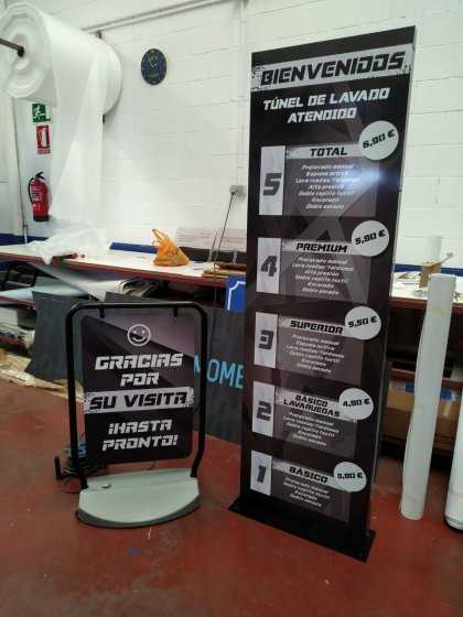 R&oacute;tulo Tot&eacute;m rotulado en ambas caras con vinilos en impresi&oacute;n digital. Sevilla