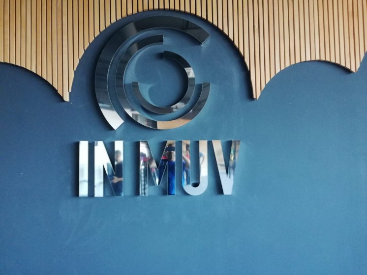 Rótulos corpóreos en acero inoxidable y en pvc lacado como decoración de interior. In Muv Torre Sevilla.