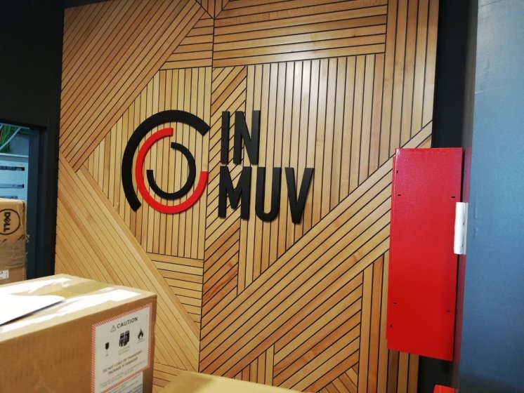 Rótulos corpóreos en acero inoxidable y en pvc lacado como decoración de interior. In Muv Torre Sevilla.