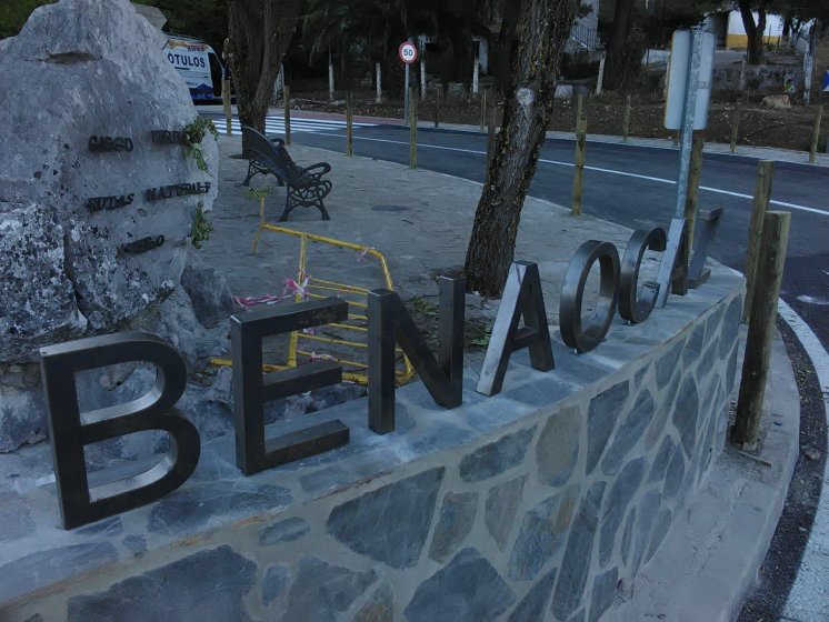 Rótulos en Letras en acero cortén recortadas y corpóreas cajeadas. Ayuntamiento de Benaocaz en Cádiz.