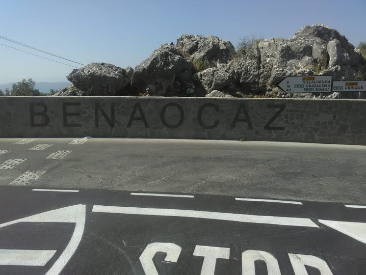 Rótulos en Letras en acero cortén recortadas y corpóreas cajeadas. Ayuntamiento de Benaocaz en Cádiz.