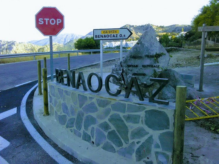 Rótulos en Letras en acero cortén recortadas y corpóreas cajeadas. Ayuntamiento de Benaocaz en Cádiz.