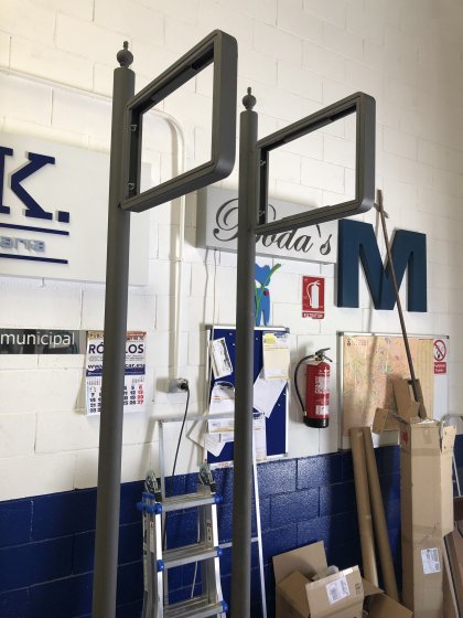 Se&ntilde;ales en hierro fundido y forja para el Ayuntamiento de Sevilla. Trabajos para Utre Multigesi&oacute;n.