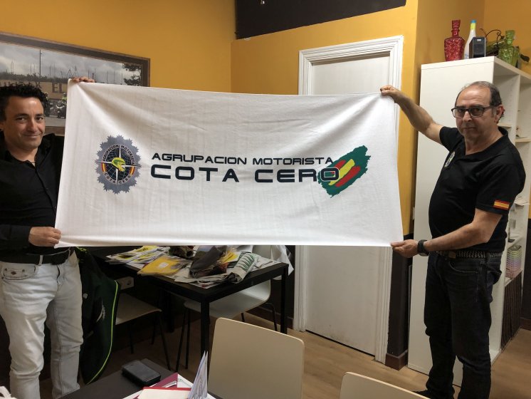 Toalla con grabaci&oacute;n personalizada por sublimaci&oacute;n, para la Agrupaci&oacute;n Motorista Cota Cero Sevilla.