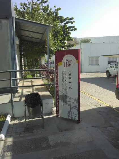 Tot&eacute;m Homologado en colores corporativos para la Universidad de Sevilla. Facultad de Medicina.