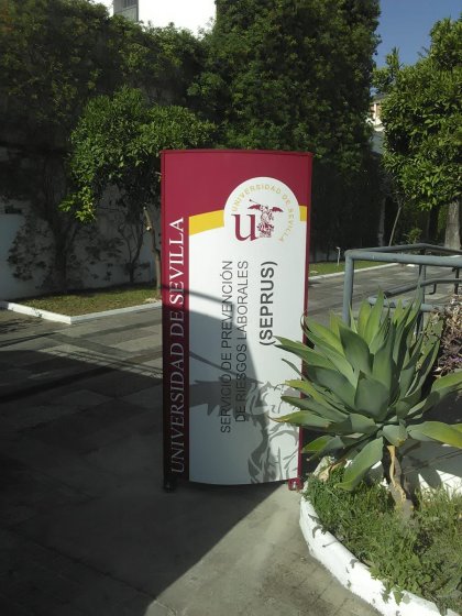 Tot&eacute;m Homologado en colores corporativos para la Universidad de Sevilla. Facultad de Medicina.