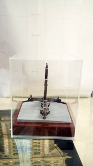 Trofeo figura en resina y base metopa de madera. Incluye urna de metacrilato. Instituto Nacional de T&eacute;cnica Aeroespacial Centro De Experimentaci&oacute;n De El Arenosillo. Mazag&oacute;n Huelva.