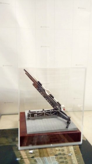 Trofeo figura en resina y base metopa de madera. Incluye urna de metacrilato. Instituto Nacional de T&eacute;cnica Aeroespacial Centro De Experimentaci&oacute;n De El Arenosillo. Mazag&oacute;n Huelva.