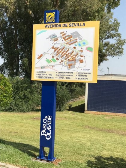 Universidad Pablo de Olavide Sevilla. Se&ntilde;alizaci&oacute;n y mobiliario informativo.