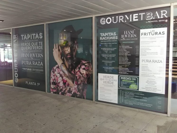 Vinilos para cristales Gourmetbar Sevilla. Montado para agencia de Publicidad.