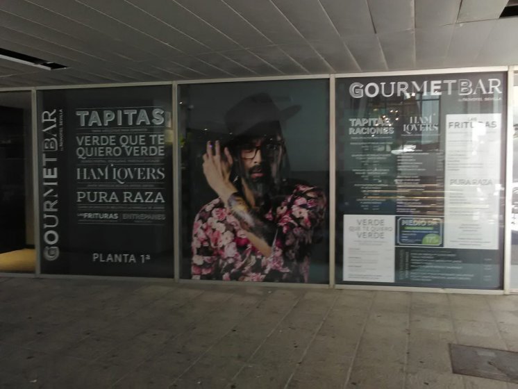 Vinilos para cristales Gourmetbar Sevilla. Montado para agencia de Publicidad.