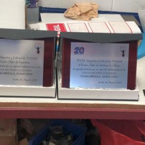 Placa conmemorativa en impresi&oacute;n digital personalizada para la Ruta solidaria Dona M&eacute;dula Sevilla.
