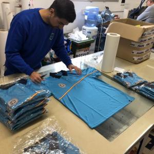 Polo técnico con grabación en transfer textil, para la Agrupación Motorista Cota Cero Sevilla.