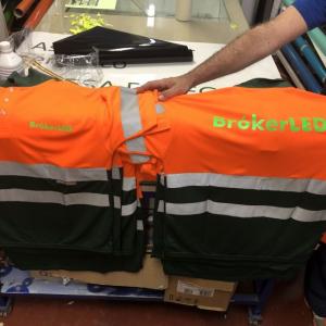 Polos de trabajo en transfer personalizados para Brókerled Sevilla.