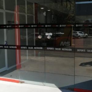 Rotulación de bandas de vinilo para puertas automáticas en Sevilla.