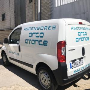 Rotulación de coche en vinilo de corte. Arco Avance Sevilla.