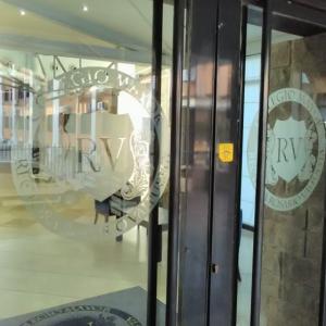 Rotulación de cristales en Colegio Mayor de Sevilla.