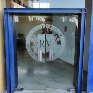 Rotulación de cristales en Colegio Mayor de Sevilla.