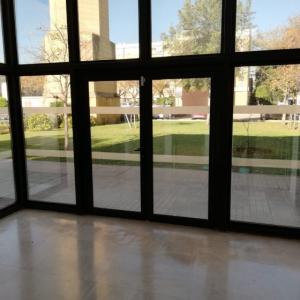 Rotulación de cristales con vinilos imitación ácido plata. Real Academia de la Ciencia. FIUS Fundación de Investigación de la Universidad de Sevilla.