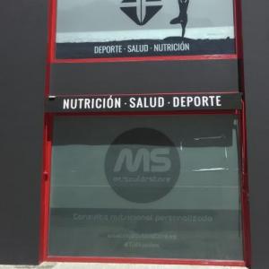 Rotulación de cristales con vinilos. Muscular store Sevilla