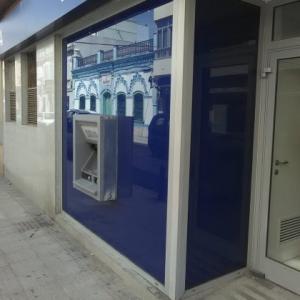 Rotulación de cristales con vinilos opacos para BBVA. Trabajos para Cacelia en Sevilla.