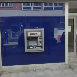 Rotulación de cristales con vinilos opacos para BBVA. Trabajos para Cacelia en Sevilla.