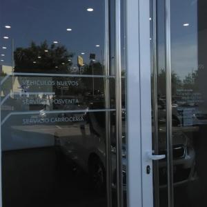 Rotulación de cristales con vinilos. Peugeot Automares Sevilla
