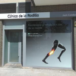 Rotulación de cristales y escaparates en vinilos en impresión digtal. Clínica de la Rodilla en Sevilla.