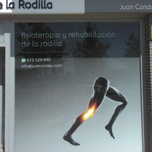 Rotulación de cristales y escaparates en vinilos en impresión digtal. Clínica de la Rodilla en Sevilla.