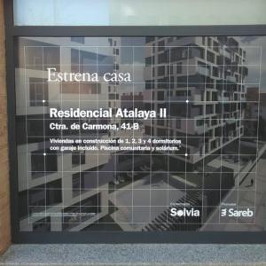 Rotulación de cristales y escaparates en vinilos en impresión digtal y corte en Sevilla.