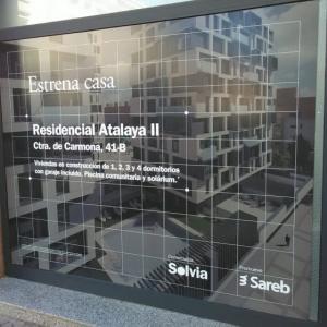 Rotulación de cristales y escaparates en vinilos en impresión digtal y corte en Sevilla.