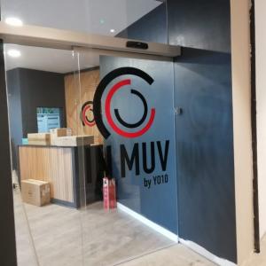 Rotulación de cristales y mamparas con vinilos. In Muv en torre Sevilla.