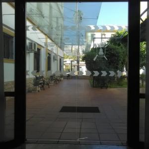 Rotulación de cristales y mamparas con vinilos. Residencia Militar Virgen de los Reyes Sevilla.