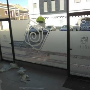 Rotulación de cristales y mamparas con vinilos. Voluta en Dos Hermanas Sevilla.