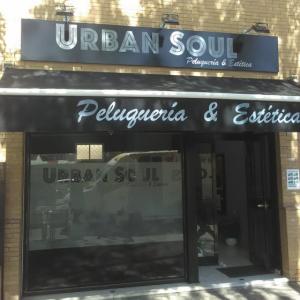 Rotulación de cristales en vinilo ácido plata. Urbasoul Sevilla.