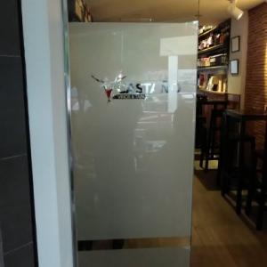 Rotulación y decoración de cristal en vinilo ácido. Castaño, vinios y tapas en Dos Hermanas Sevilla.