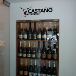 Rotulación y decoración de cristal en vinilo ácido. Castaño, vinios y tapas en Dos Hermanas Sevilla.