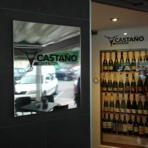 Rotulación y decoración de cristal en vinilo ácido. Castaño, vinios y tapas en Dos Hermanas Sevilla.