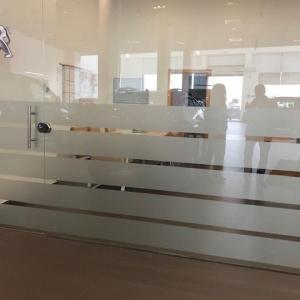 Rotulación y decoración de cristal en vinilo ácido. Peugeot Automares Sueminencia Sevilla.