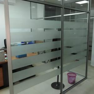 Rotulación y decoración de cristal en vinilo ácido. Trabajos para Phoenix Sevilla.