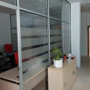 Rotulación y decoración de cristal en vinilo ácido. Trabajos para Phoenix Sevilla.