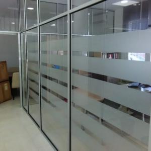 Rotulación y decoración de cristal en vinilo ácido. Trabajos para Phoenix Sevilla.