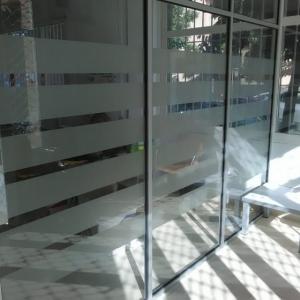 Rotulación y decoración de cristal en vinilo ácido. Trabajos para Phoenix Sevilla.