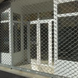 Rotulación y decoración de cristal en vinilo lámina solar de reducción de calor. Trabajos para Phoenix Sevilla.