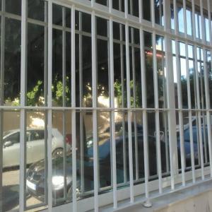 Rotulación y decoración de cristal en vinilo lámina solar de reducción de calor. Trabajos para Phoenix Sevilla.