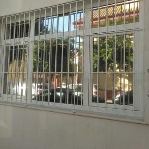 Rotulación y decoración de cristal en vinilo lámina solar de reducción de calor. Trabajos para Phoenix Sevilla.